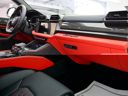 Used 2025 Lamborghini Urus SE AWD/4WD image 41