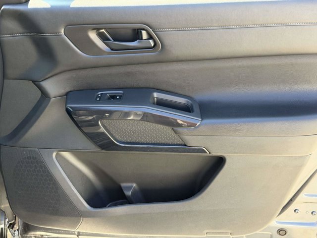 Used 2025 Nissan Pathfinder SV FWD image 10