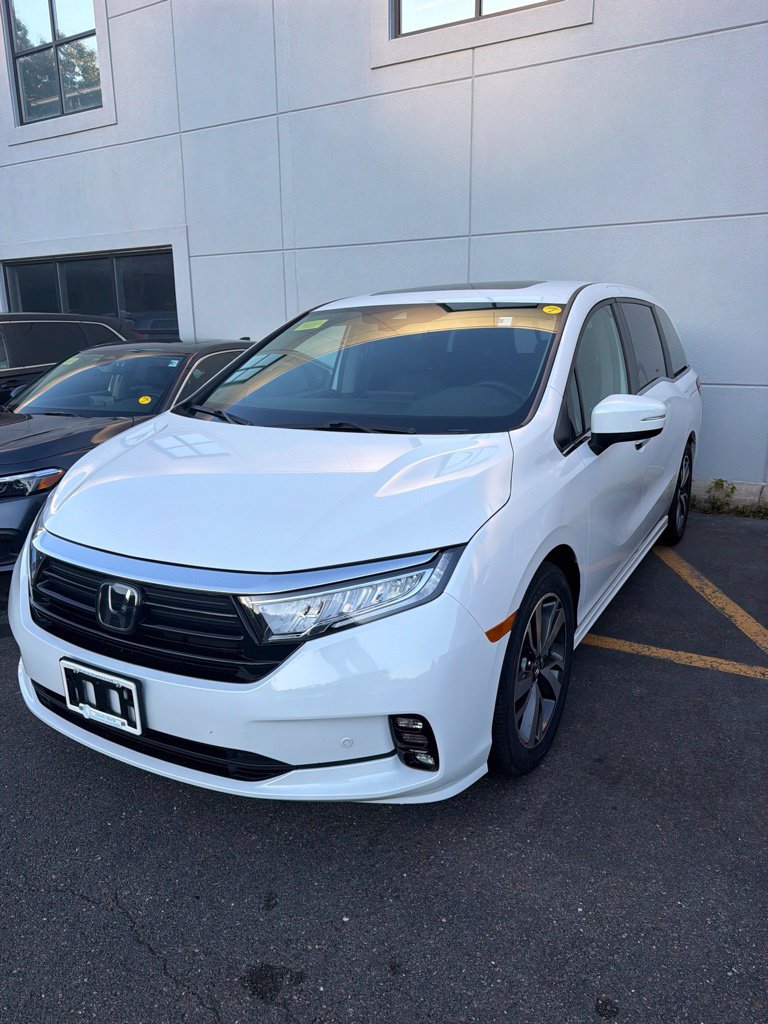 Used 2024 Honda Odyssey Touring image 3