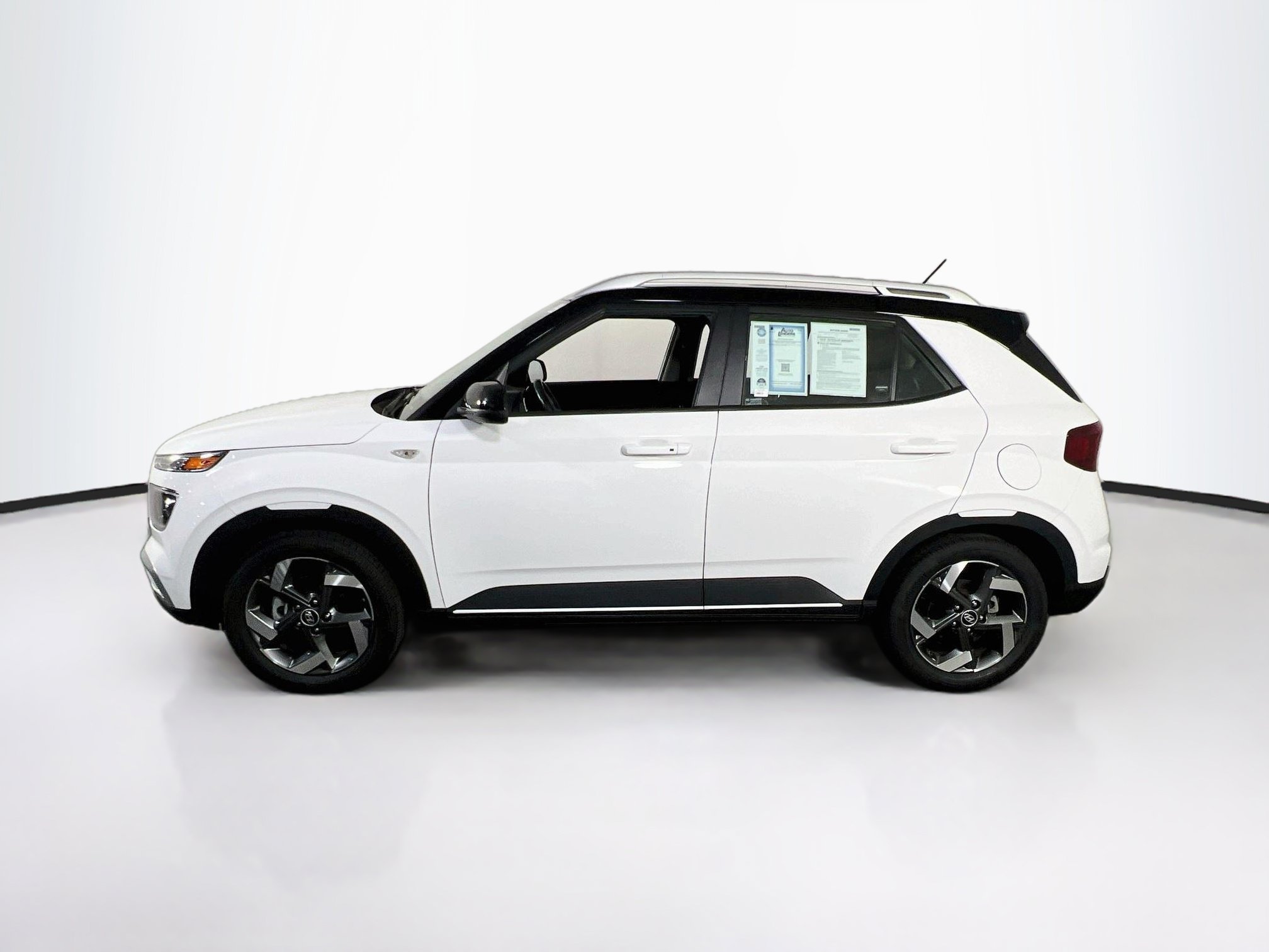 Used 2023 Hyundai Venue Limited FWD image 8