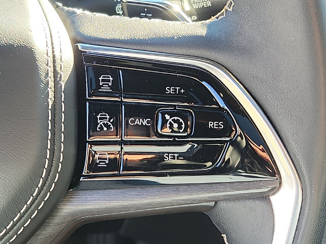 Used 2023 Jeep Grand Cherokee Overland w/ Luxury Tech Group IV AWD/4WD image 23