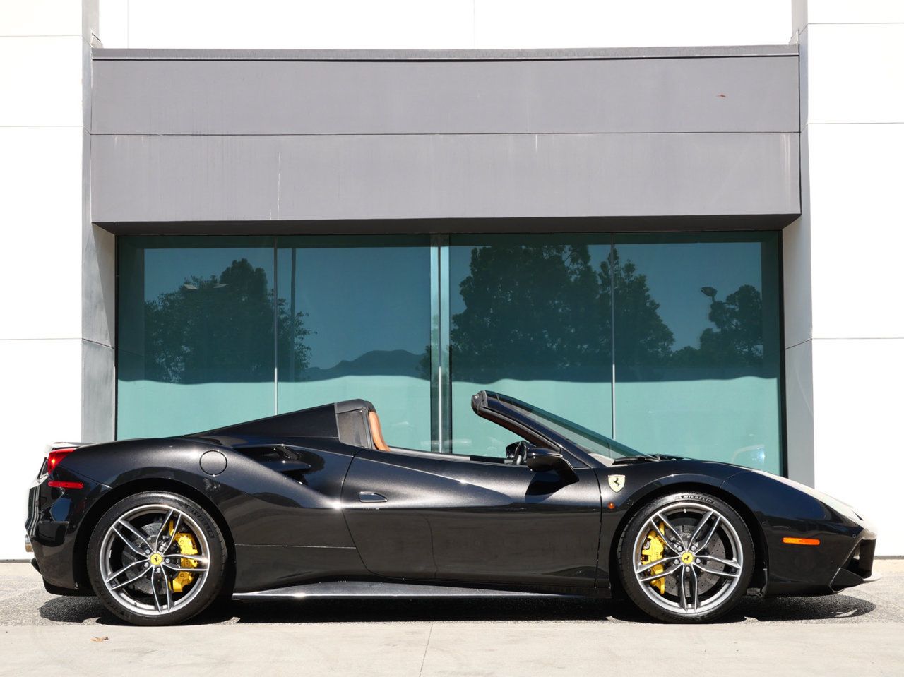 Used 2018 Ferrari 488 Spider RWD image 4