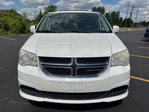Used 2014 Dodge Grand Caravan SXT FWD image 2