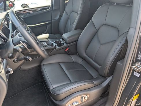 Certified 2026 Porsche Macan AWD/4WD image 5