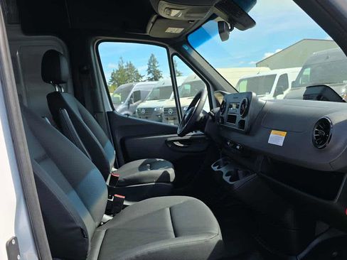 Used 2025 Mercedes-Benz Sprinter 2500 image 11