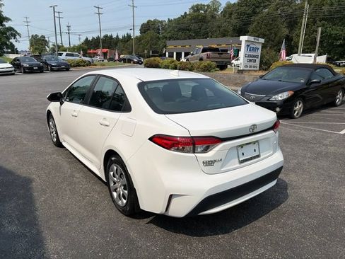 Used 2022 Toyota Corolla LE FWD image 3