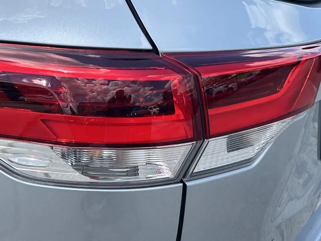 Used 2019 Toyota Highlander XLE AWD/4WD image 10