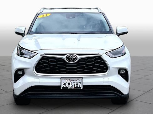 Used 2023 Toyota Highlander XLE image 3