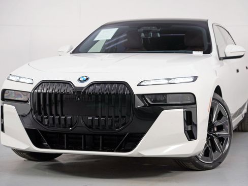 Used 2023 BMW i7 xDrive60 w/ Executive Package 2 AWD/4WD image 3