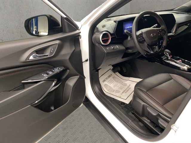 Used 2025 Chevrolet Trax RS w/ Sunroof Package FWD image 20