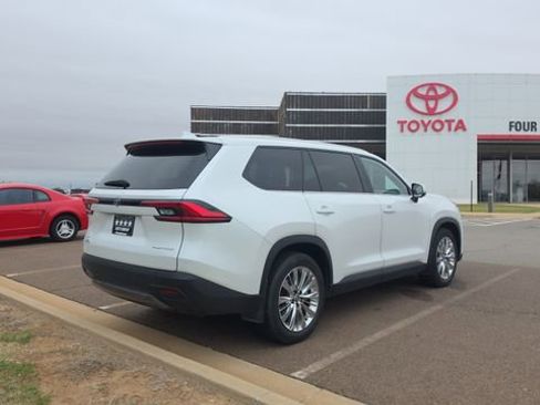 Used 2024 Toyota Grand Highlander AWD image 6