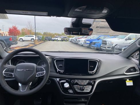 New 2026 Chrysler Voyager LX image 19