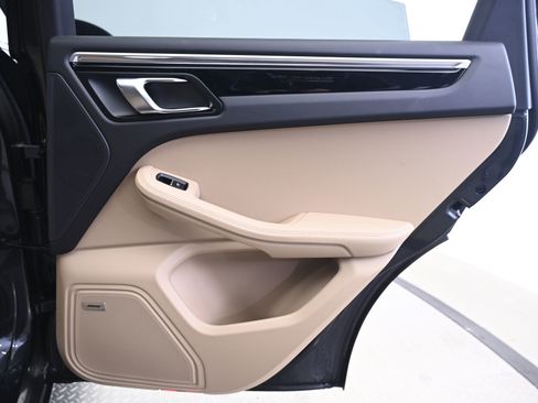 Certified 2024 Porsche Macan image 16