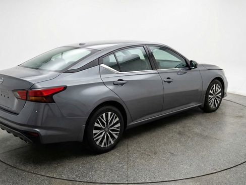 Used 2025 Nissan Altima 2.5 SV image 9