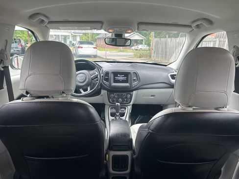 Used 2019 Jeep Compass Latitude w/ Cold Weather Group FWD image 16
