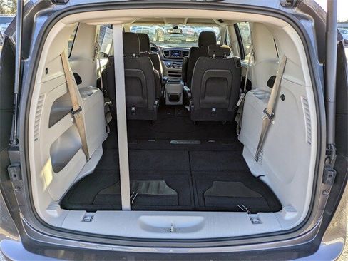 Used 2020 Chrysler Pacifica Touring image 13