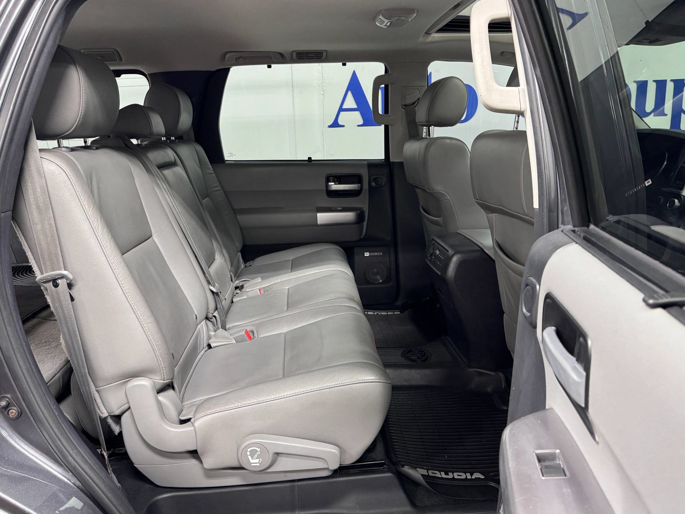 Used 2018 Toyota Sequoia Limited w/ Safety & Convenience Package AWD/4WD image 15