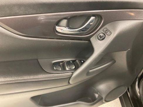 Used 2018 Nissan Rogue S FWD image 30