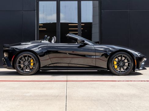 Used 2022 Aston Martin V8 Vantage Roadster RWD image 11
