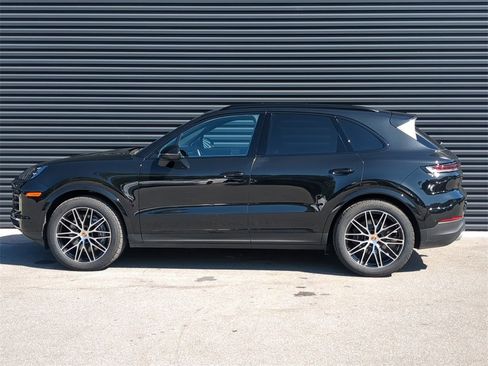 Used 2025 Porsche Cayenne image 2