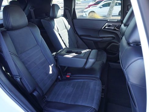 Used 2024 Mitsubishi Outlander SE image 9