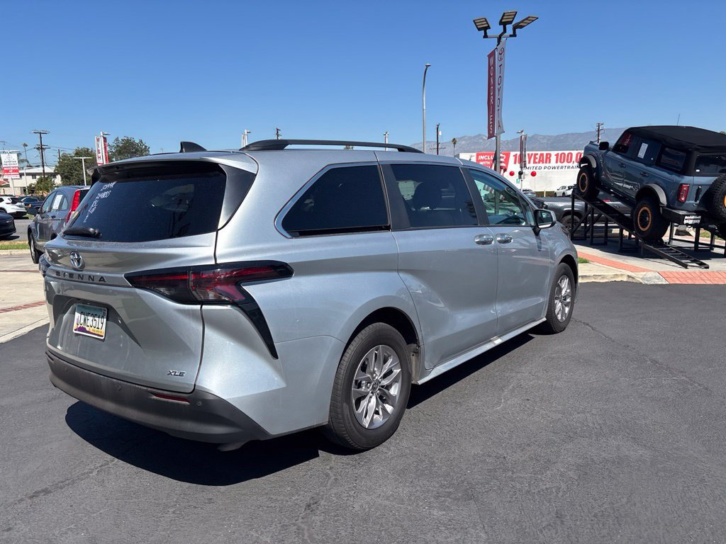 Used 2025 Toyota Sienna XLE FWD image 4
