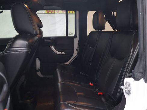 Used 2017 Jeep Wrangler Unlimited Sahara w/ Connectivity Group AWD/4WD image 15