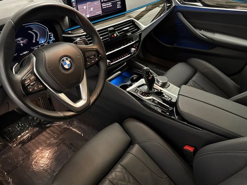 Used 2023 BMW 530e w/ Convenience Package image 4