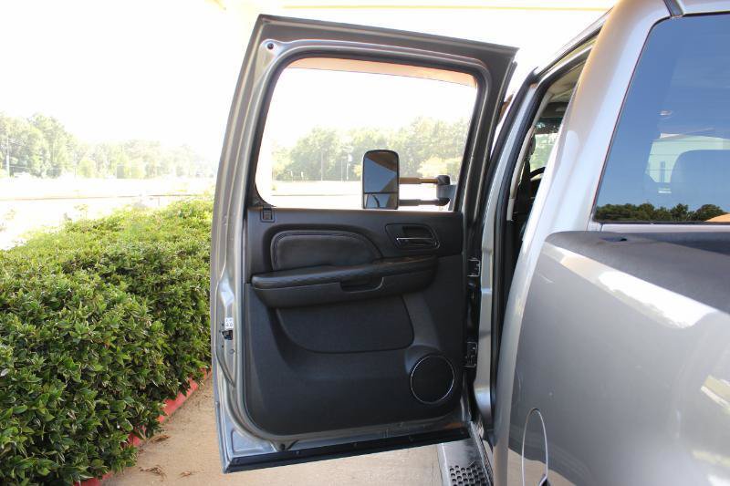 Used 2013 GMC Sierra 2500 Denali w/ Suspension Package, Off-Road AWD/4WD image 29