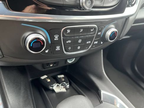 Used 2023 Chevrolet Traverse LT FWD image 21