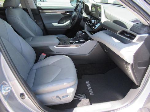 Used 2023 Toyota Highlander Limited FWD image 11