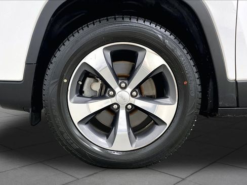 Used 2019 Jeep Cherokee Limited AWD/4WD image 11
