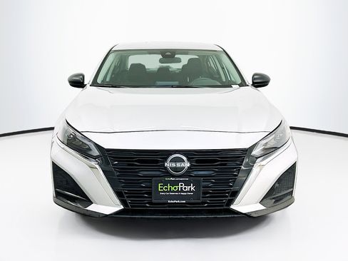 Used 2025 Nissan Altima 2.5 SV FWD image 2