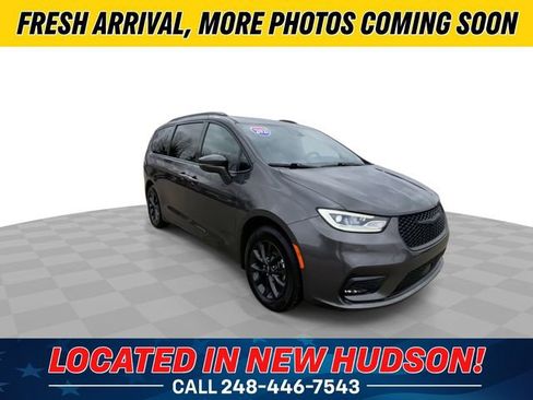 Used 2021 Chrysler Pacifica Touring w/ S Appearance Package image 4