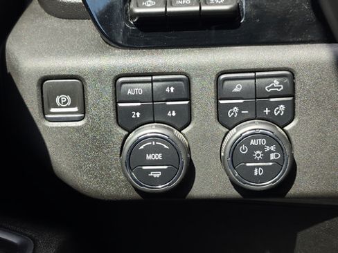 Used 2024 Chevrolet Silverado 2500 High Country w/ High Country Premium Package AWD/4WD image 23