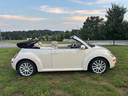 Used 2010 Volkswagen Beetle Convertible FWD image 5