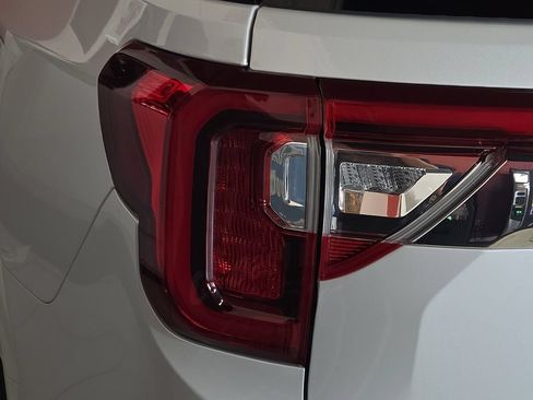 Used 2023 GMC Acadia Denali w/ Denali Ultimate Package FWD image 11