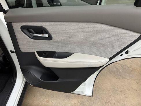 Used 2023 Nissan Rogue SV AWD/4WD image 18
