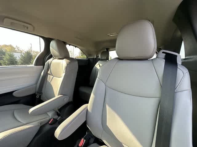 Used 2026 Toyota Sienna XLE AWD/4WD image 17