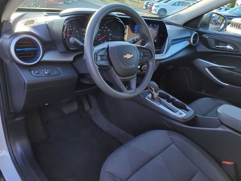 Used 2025 Chevrolet Trax LS image 13