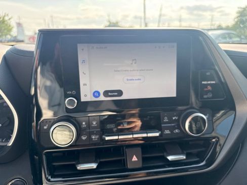 Used 2023 Toyota Highlander XLE AWD/4WD image 19