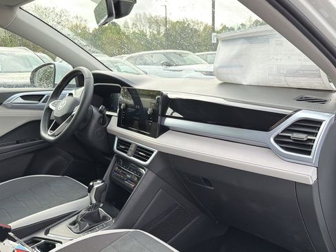 New 2026 Volkswagen Taos SE image 18