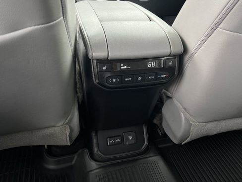 Used 2024 Toyota Highlander Platinum AWD/4WD image 27