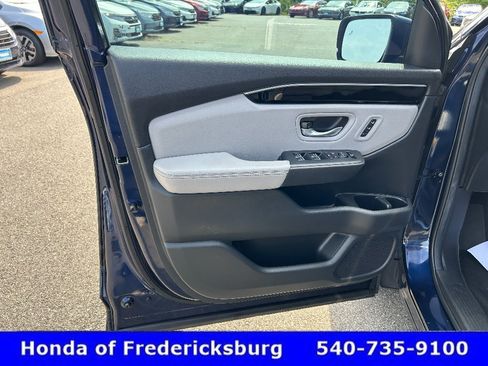 Used 2025 Honda Pilot EX-L image 9