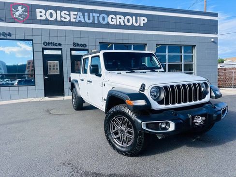 Used 2025 Jeep Gladiator Sport AWD/4WD image 1