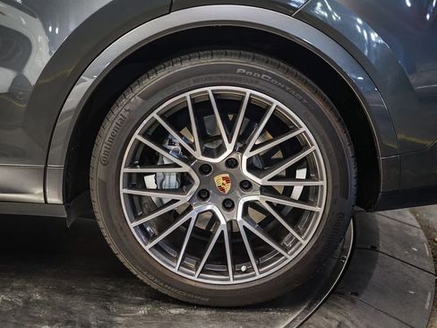 Used 2022 Porsche Cayenne Turbo image 9
