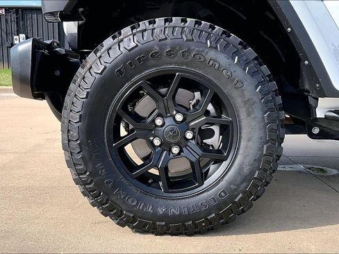 Used 2025 Jeep Gladiator Sport AWD/4WD image 9