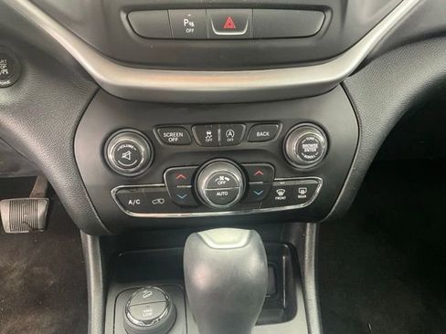 Used 2016 Jeep Cherokee Overland AWD/4WD image 8