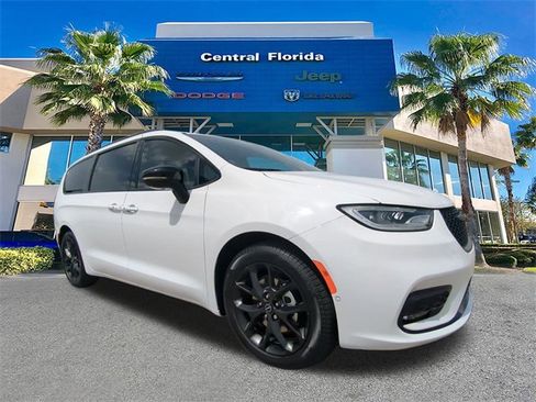 New 2026 Chrysler Pacifica Limited w/ S Appearance Package image 2