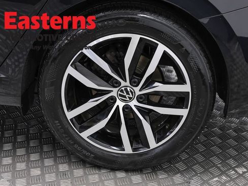 Used 2025 Volkswagen Jetta SE FWD image 32